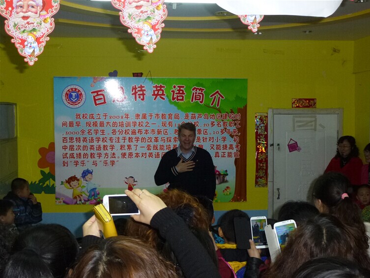 瑞格叔叔与小朋友互动